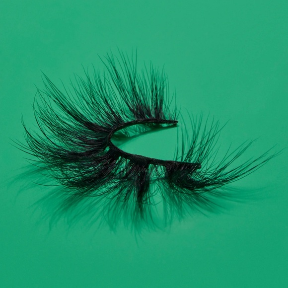 Juvia's Place "Cleopatra" faux lashes - Picture 4 of 6